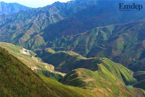 Hành trình chinh phục 'sống lưng khủng long' tại xã Háng Đồng