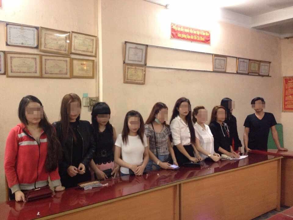 Gần chục chân dài ở nhà hàng karaoke