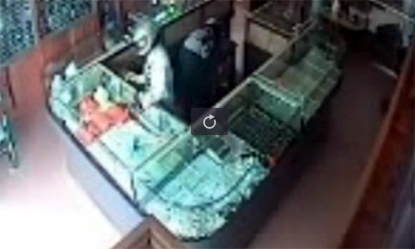 Nổ súng giữa ban ngày cướp tiệm vàng ở Thái Nguyên