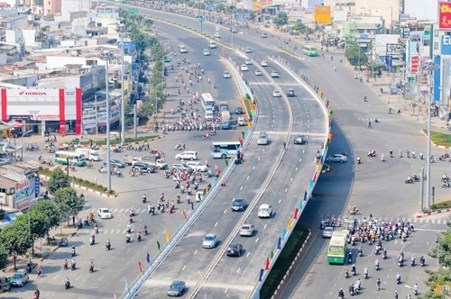 Chi tiêu nhiều, tăng vay nợ