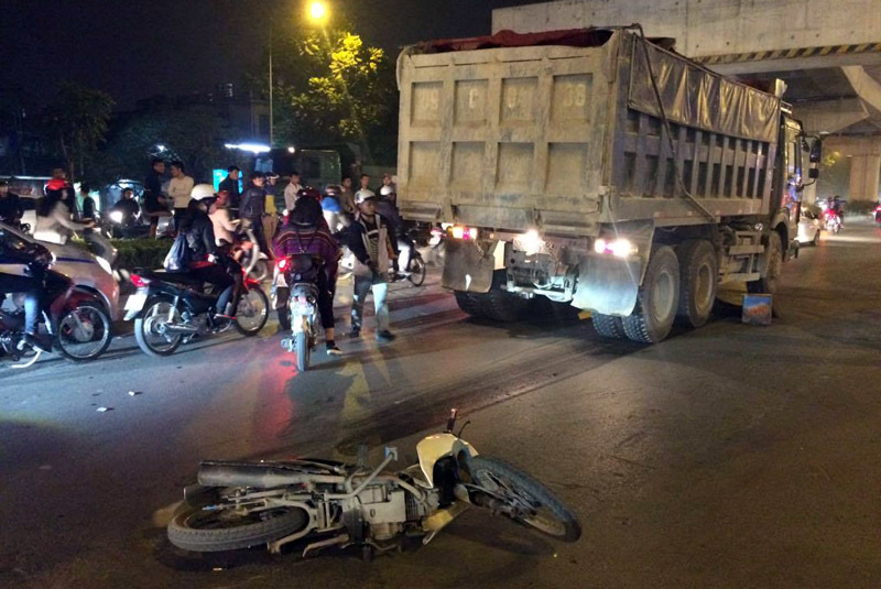 Hà Nội: Va chạm với xe tải, người đàn ông chết thảm