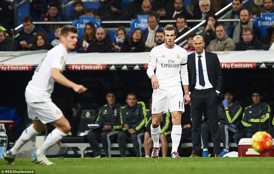 Zidane thản nhiên nhìn học trò 