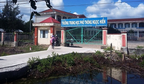 Lấy cắp đề thi, gạ tình 7 nữ sinh, thầy giáo mất việc