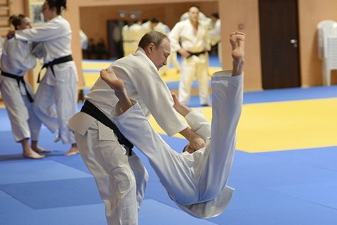 Tổng thống Putin khiến HLV ĐT Judo Nga toát mồ hôi