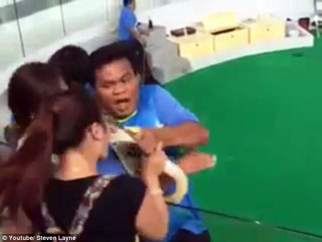 mãng xà cắn rách mũi