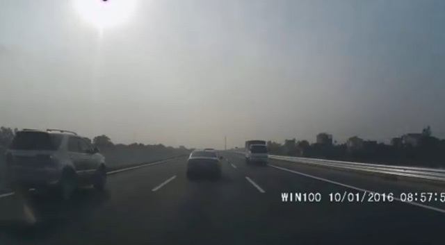 Kinh hoàng xem xe tải phóng bạt mạng, ngược chiều trên cao tốc