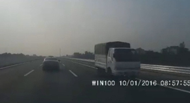 Xe tải phóng ngược chiều trên cao tốc 120 km/h Hà Nội - Hải Phòng