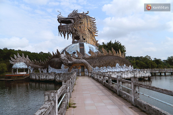 Cận cảnh những đống tàn tích đáng sợ bên trong công viên nước bị bỏ hoang ở Huế