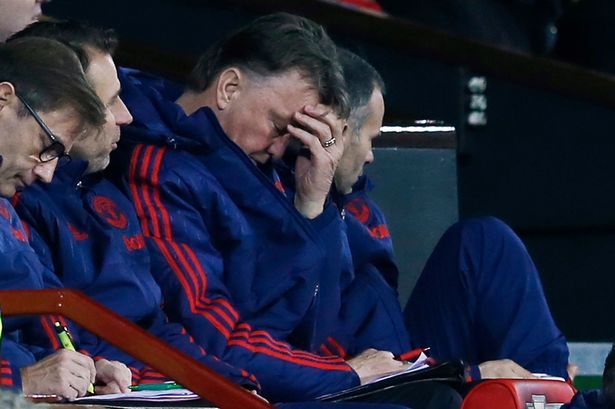 Van Gaal phát ngôn nực cười khi CĐV M.U bỏ về sớm