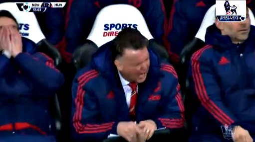 Van Gaal đập đầu vào ghế vì pha bỏ lỡ của Lingard