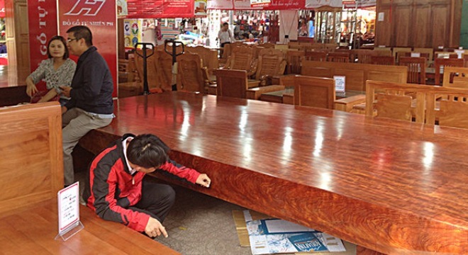 Sập gỗ Cẩm đỏ nguyên khối giá 2,5 tỷ ở Sài Gòn