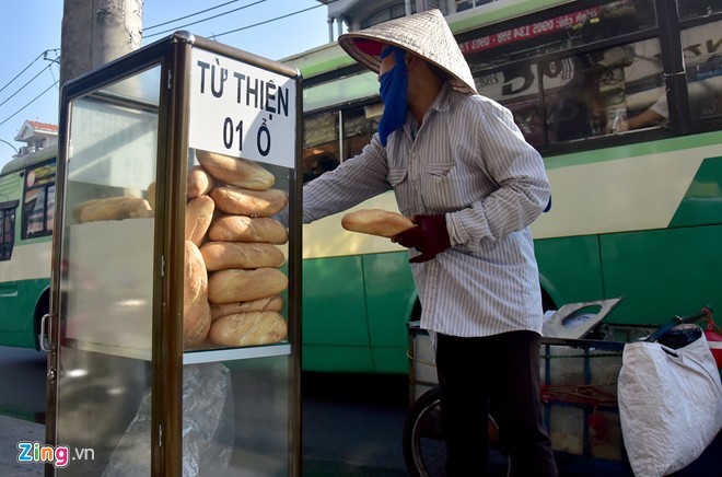 Thùng bánh mì miễn phí thu hút người nghèo ở Sài Gòn