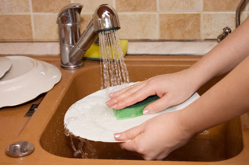 Mỗi lần rửa bát, tay tứa máu