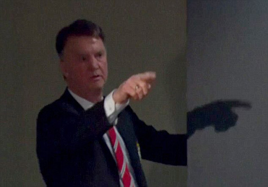 HLV Van Gaal nổi giận, xúc phạm phóng viên