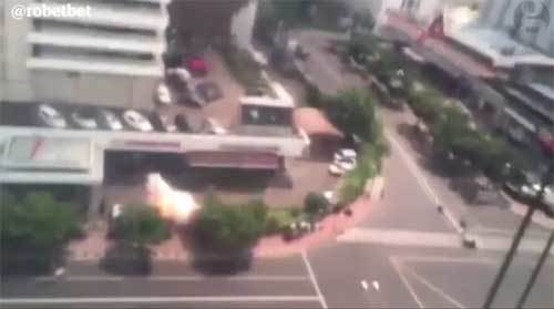 Khoảnh khắc bom nổ rung chuyển thủ đô Indonesia