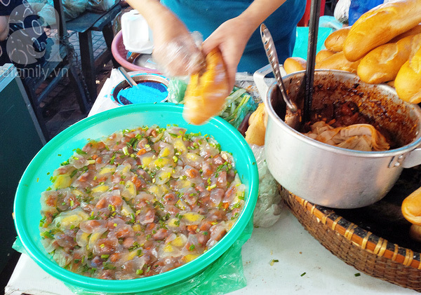 Giòn, dai bánh mì kẹp bột lọc ở chợ Đồng Hới