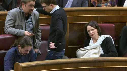 Nữ nghị sĩ 'hồn nhiên' cho con bú giữa quốc hội