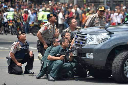 Xem cảnh đấu súng nghẹt thở giữa thủ đô Jakarta