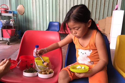 Nhìn bữa cơm ứa nước mắt của cô bé bị bệnh máu