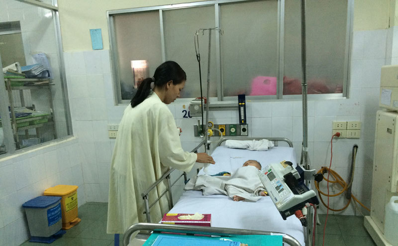 Bé trai bị đâm xuyên sọ phải mổ vì đầu phình to