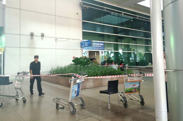 Khách Tây rơi từ tầng 3 sân bay Tân Sơn Nhất