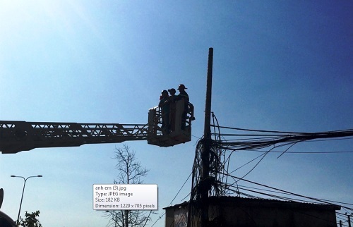 Giải cứu thanh niên leo cột điện đòi tự tử