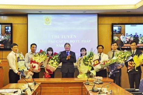 Tạm dừng việc bổ nhiệm hiệu trưởng ĐH Luật Hà Nội