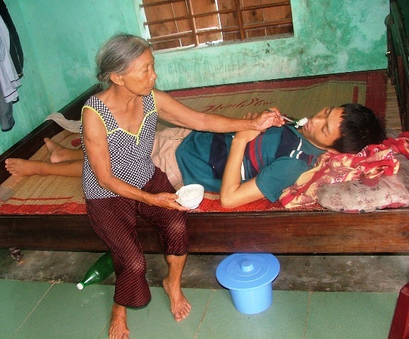 Mẹ già bán rau muống nuôi hai con bệnh tật