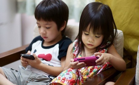 Trẻ em Việt Nam 'nghiện' smartphone hơn trẻ em Mỹ