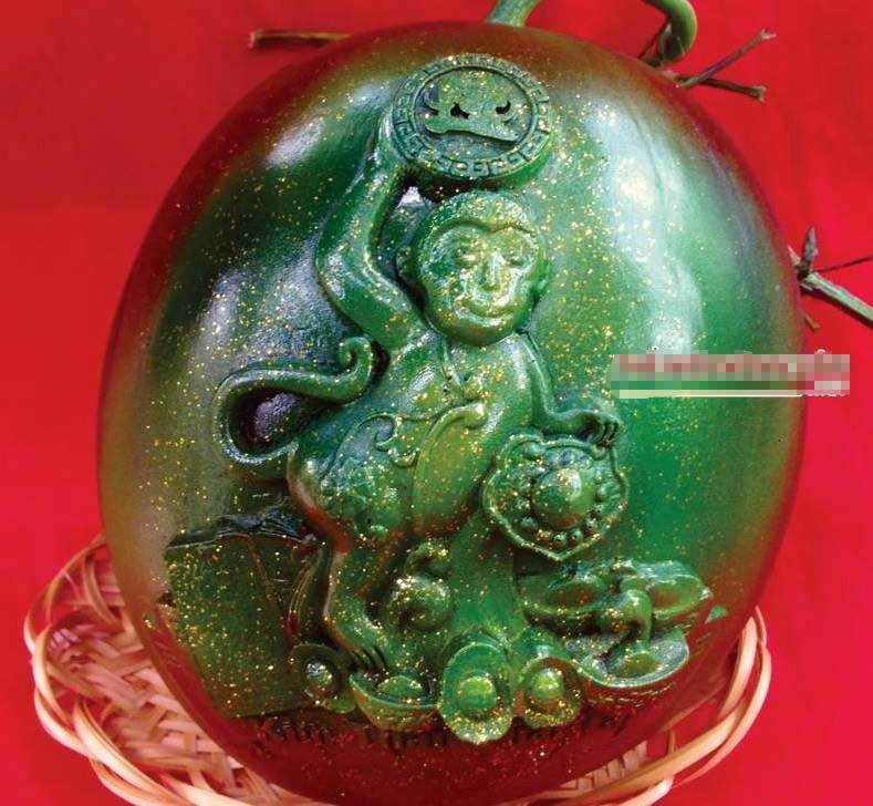 Dưa hấu hình khỉ 1 triệu đồng/cặp:  Chưa mua đã hết