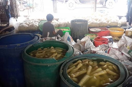 TP.HCM: 1 thìa hóa chất nhuộm vàng 1 tấn măng tươi