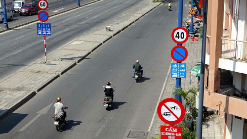 Biển báo 'bẫy' dân: Đường rộng, xe chạy như rùa
