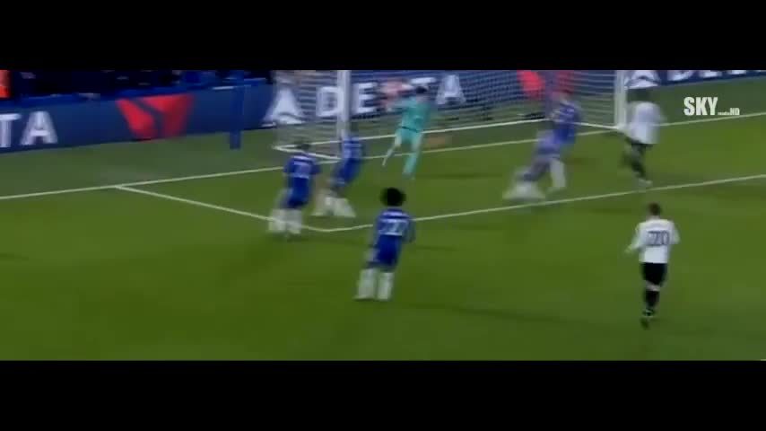 Terry phá bóng phản lưới nhà