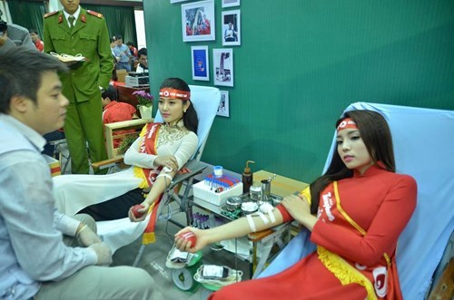 Hoa hậu Kỳ Duyên, Tùng Dương tham gia hiến máu
