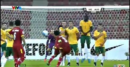 Mạnh Hùng sút phạt khiến thủ môn U23 Australia phải trổ tài