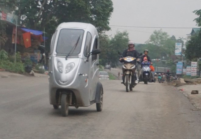 Nghệ An: Ô tô “lạ” lưu hành trên quốc lộ