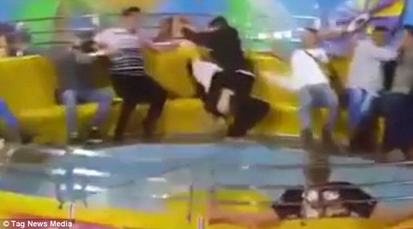 10 clip 'nóng': Cô gái bị tuột quần vì trò cảm giác mạnh