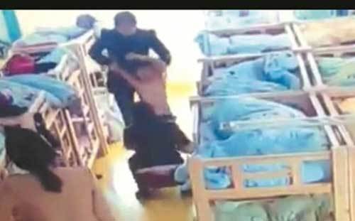 Không chịu ngủ trưa, bé trai bị lột đồ giữa lớp