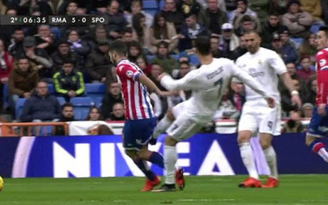 Ronaldo chơi xấu, bỏ bóng đánh người