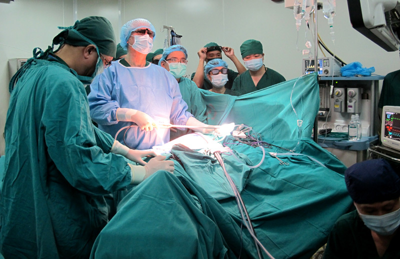 GS hàng đầu thế giới trình diễn kĩ thuật mổ từ hậu môn
