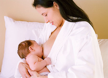 Con bú, mẹ nứt núm vú, bố tái mặt