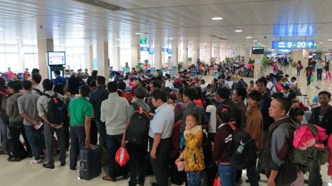 Hết chỗ, xếp hàng bay đêm về quê ăn Tết