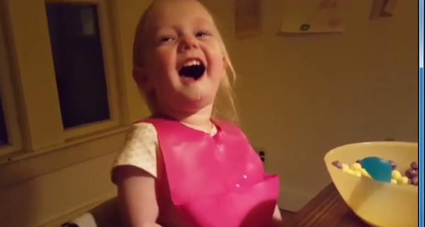 Clip gây ‘sốt’ YouTube: Bé gái cười sặc sụa, chê bố nói sai