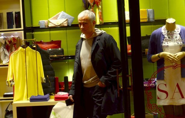 Trốn dư luận, Mourinho đi shopping ở... Thượng Hải