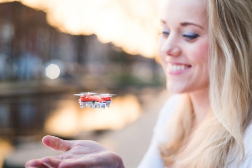 Ra mắt flycam nhỏ nhất thế giới, giá 69 USD