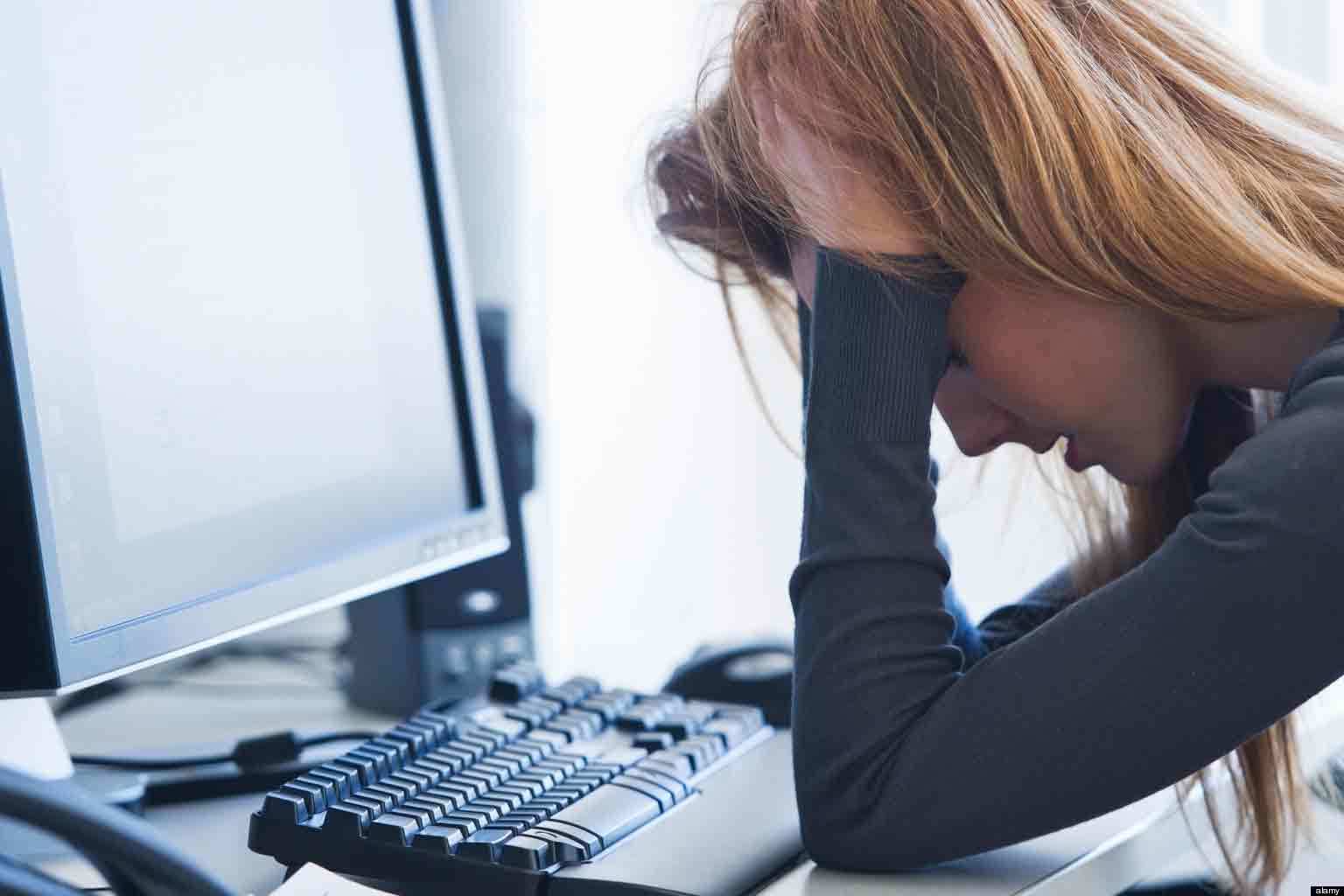 Không đủ chỉ tiêu, nhân viên tín dụng gom thuốc ngủ … tự tử