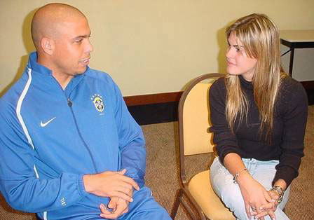 Bồ cũ Ronaldo: Nữ phóng viên đổi tình lấy tiếng