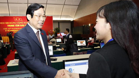 Bộ trưởng Nguyễn Bắc Son thăm báo chí đưa tin Đại hội