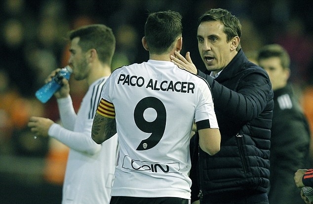 Gary Neville làm loạn phòng thay đồ Valencia