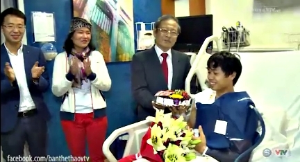 Đại sứ Việt Nam tại Qatar thăm và chúc mừng sinh nhật Công Phượng